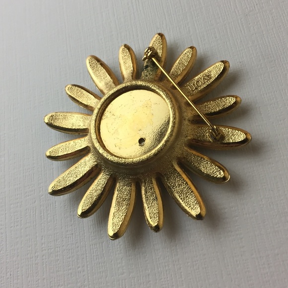 Vintage Avon Enamel Daisy Gold Tone Brooch - Picture 6 of 8